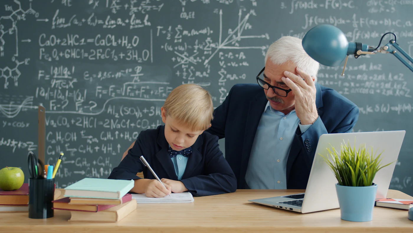 Ученик учи с преподавател на урок
